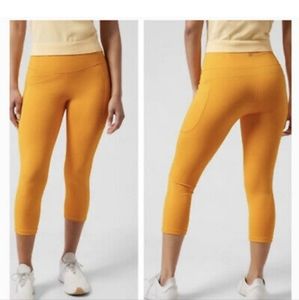 NWT Athleta Ultimate Stash II Capri Calf Length w Pockets “Golden Spark” Yellow